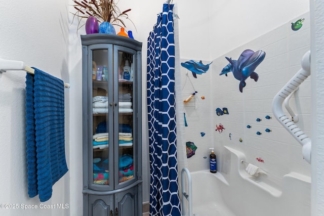 bathroom featuring tiled shower / bath combo