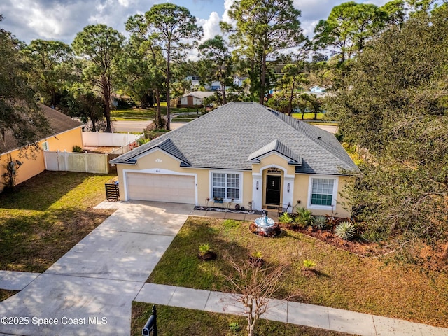 view of front facade featuring a garage and a front yard