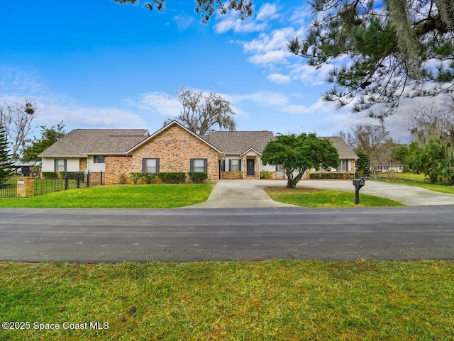 single story home with a front lawn