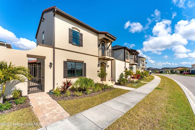 view of front of property featuring a front lawn