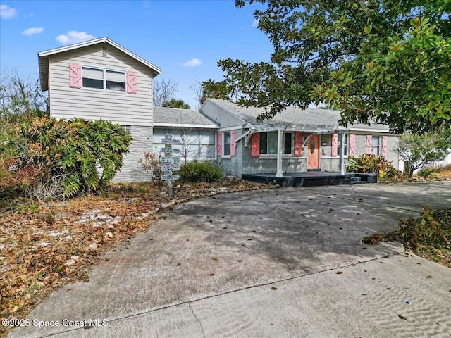 view of front of property featuring covered porch