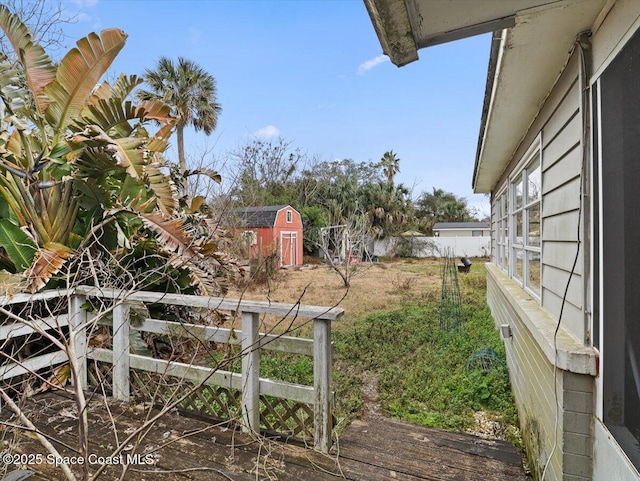 view of yard featuring a storage unit