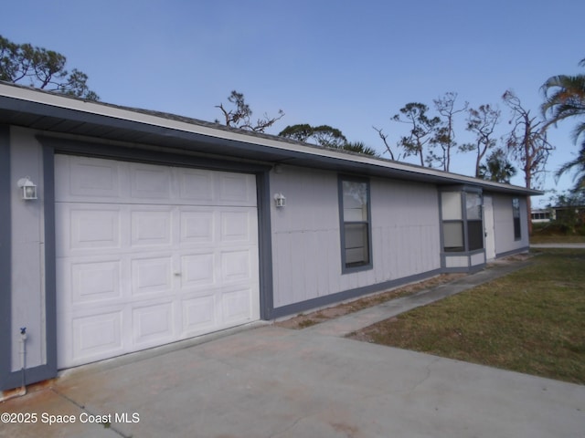 view of front facade with a garage and concrete driveway