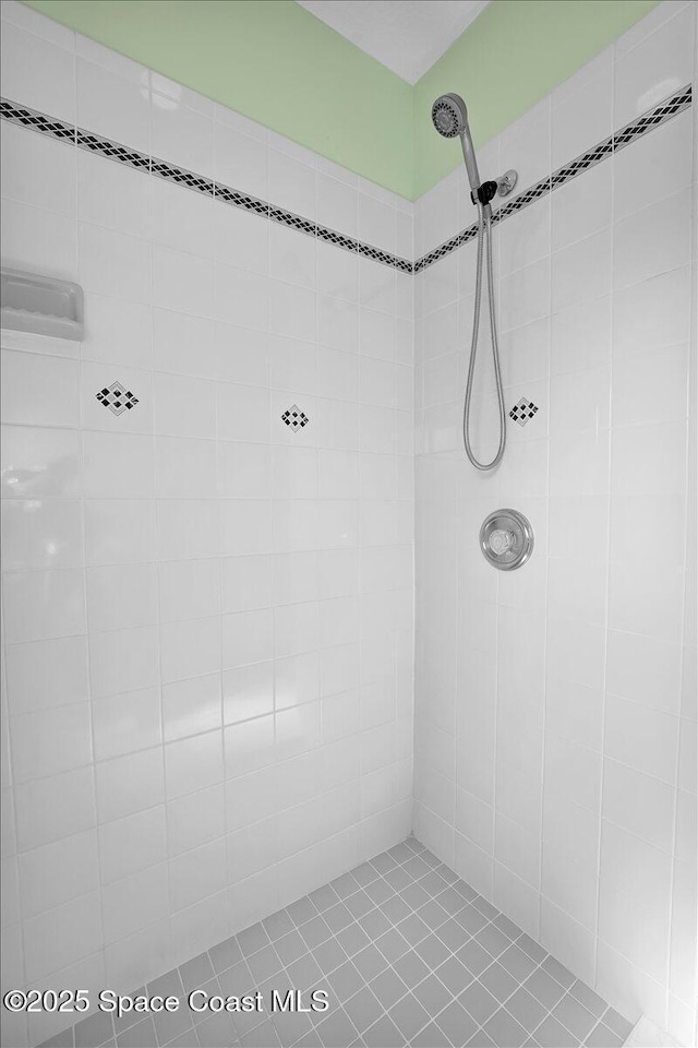 bathroom featuring tiled shower