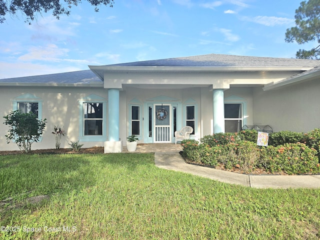 view of front of home featuring a front lawn