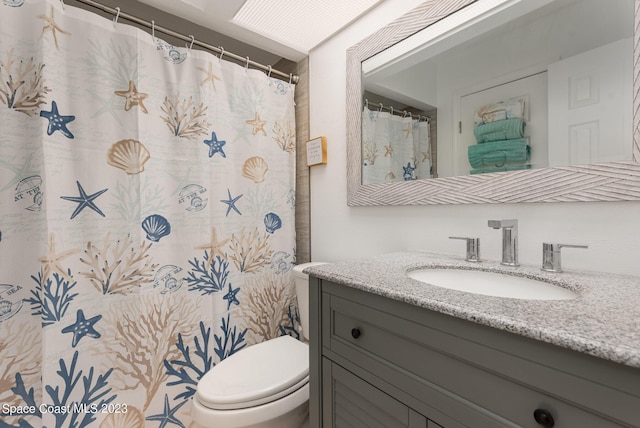 bathroom with a shower with shower curtain, vanity, and toilet