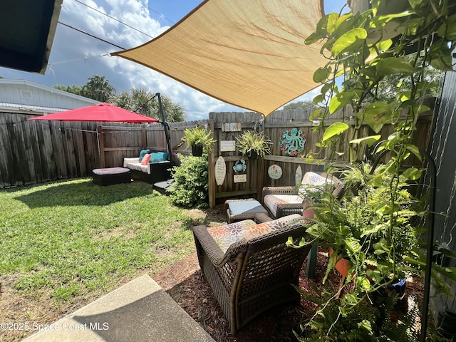 view of yard featuring an outdoor living space