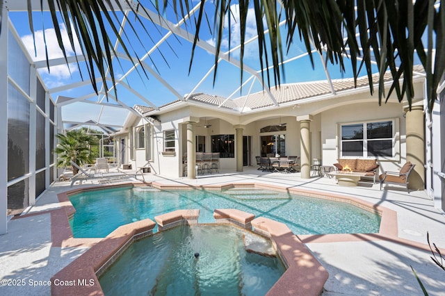 view of swimming pool featuring outdoor dining area, a patio, a pool with connected hot tub, outdoor lounge area, and a ceiling fan