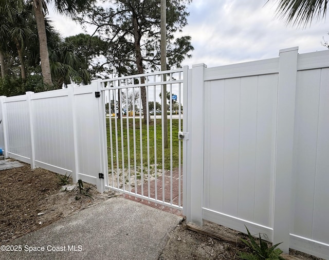 view of gate featuring a lawn