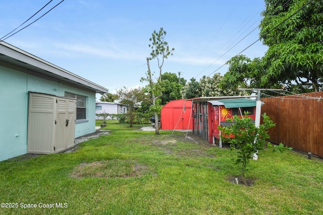 view of yard featuring an outdoor structure