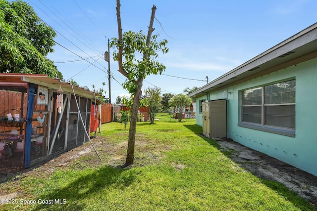 view of yard featuring an outdoor structure