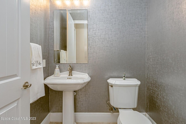 bathroom featuring toilet and sink