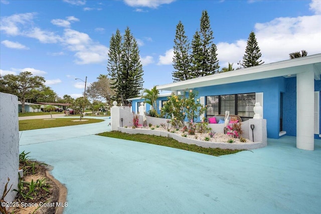 view of front facade featuring a front yard