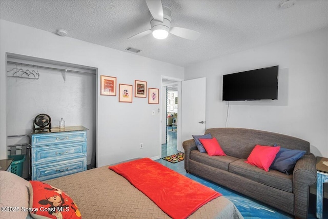 bedroom featuring ceiling fan and a textured ceiling