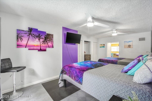 bedroom featuring ceiling fan and a textured ceiling