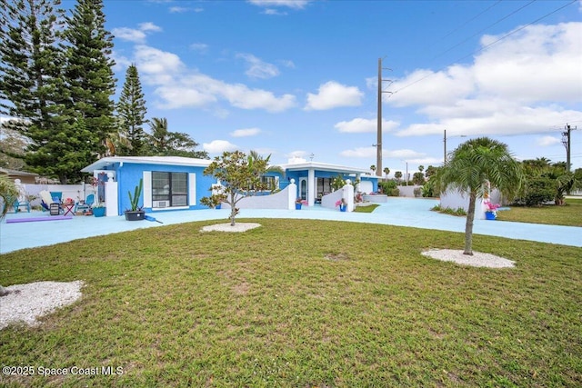 view of front of home featuring a front lawn