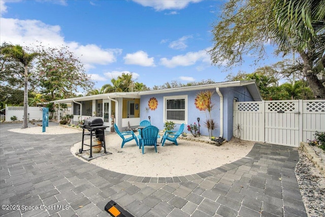 view of front of property featuring a patio area