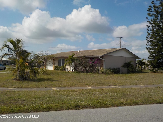 single story home with a front lawn