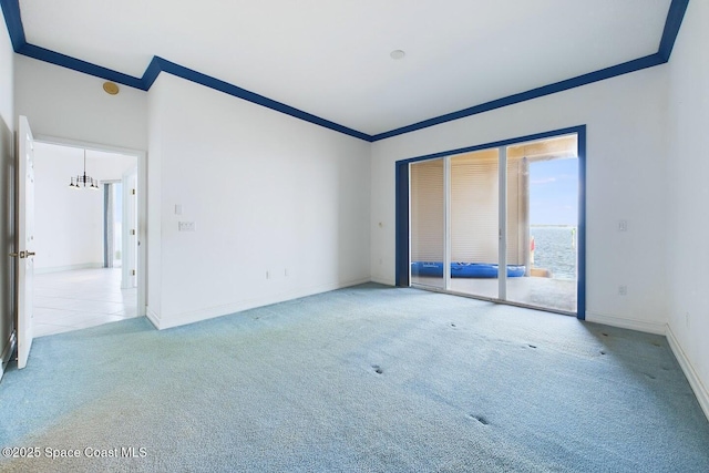 empty room featuring light carpet, crown molding, baseboards, and an inviting chandelier