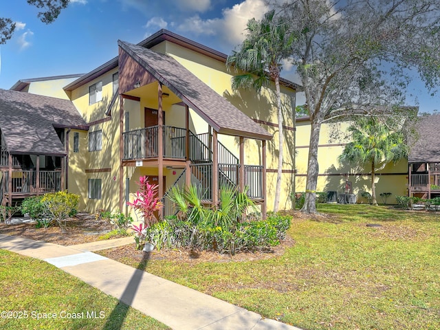 view of front of house with a front lawn