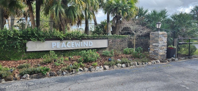 view of community / neighborhood sign