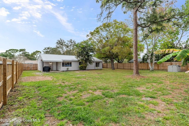 view of yard featuring a fenced backyard