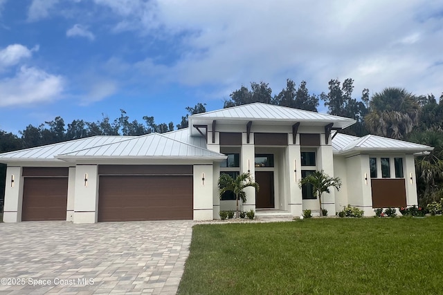 view of front of home featuring a front lawn and a garage