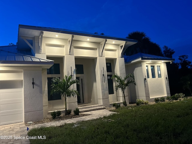 view of front facade featuring a garage