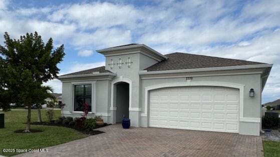 view of front of house featuring a garage and a front yard