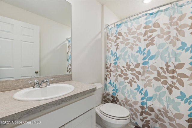 bathroom with toilet, a shower with curtain, and vanity