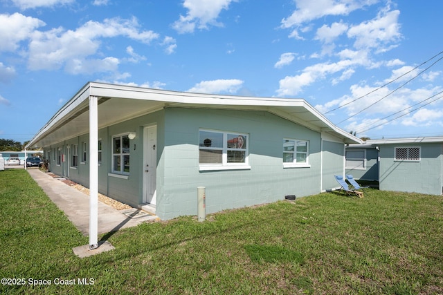 view of side of property featuring a yard