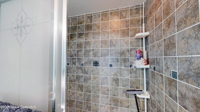 full bath with tiled shower