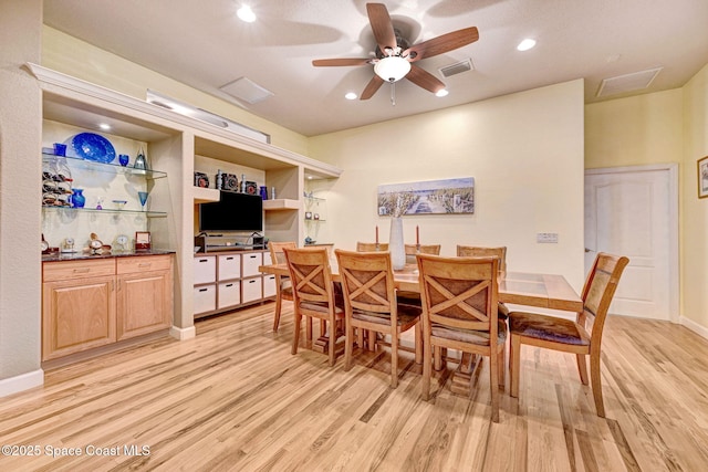 dining room featuring light wood-style floors, visible vents, a ceiling fan, and recessed lighting