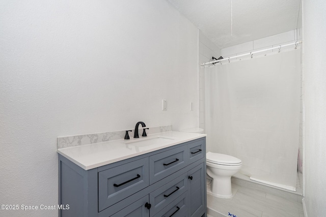 full bathroom featuring vanity, a shower with shower curtain, and toilet