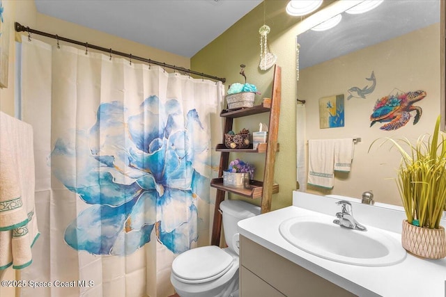 full bath with vanity, toilet, and a shower with curtain