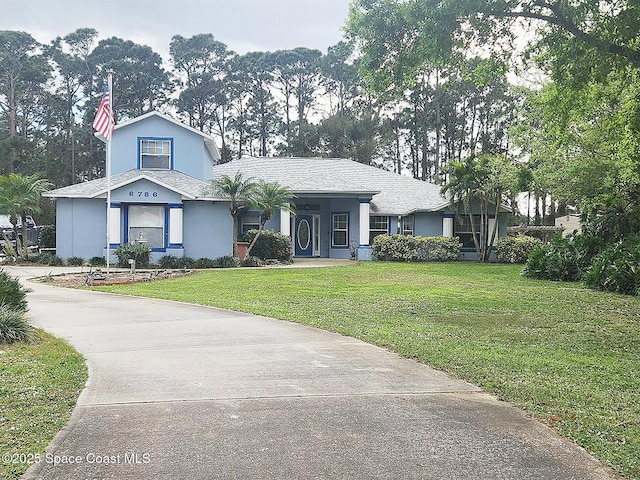 view of front facade featuring stucco siding and a front yard