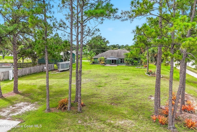 view of yard featuring fence and a hot tub