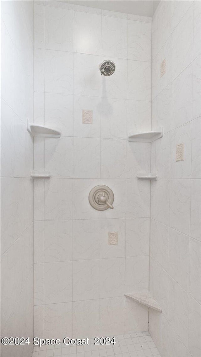 bathroom featuring tiled shower