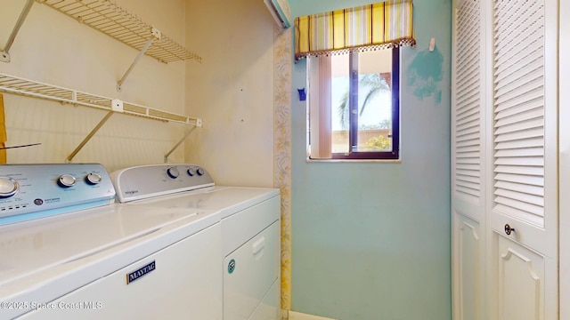 washroom with laundry area and independent washer and dryer