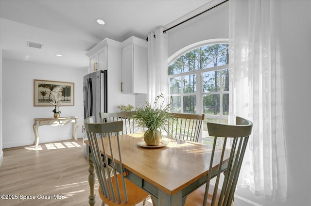 dining space featuring light wood-style floors, baseboards, visible vents, and recessed lighting