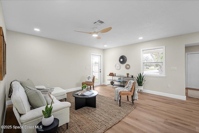 living area with light wood finished floors, baseboards, visible vents, a ceiling fan, and recessed lighting