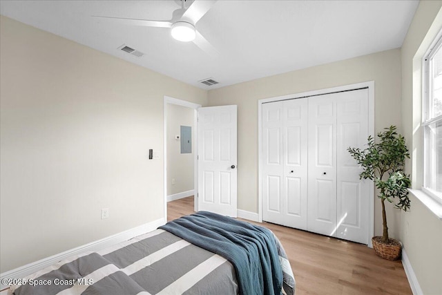 bedroom featuring visible vents, light wood-style flooring, and baseboards