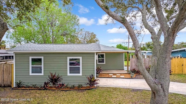 view of front of house featuring fence and a front lawn