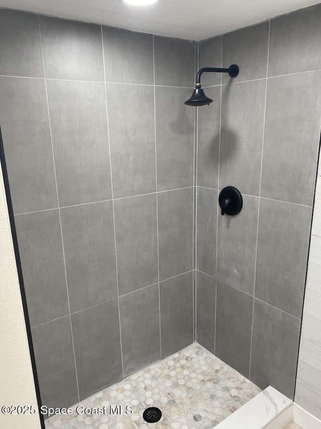 bathroom featuring tiled shower