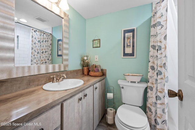 full bathroom with curtained shower, visible vents, vanity, and toilet