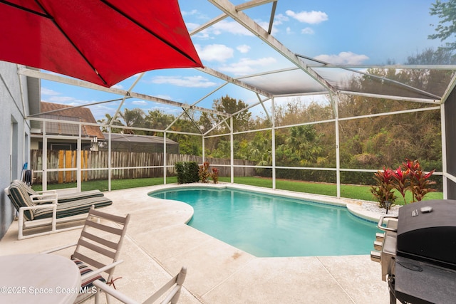 4632 Eagle Peak Dr, Kissimmee, FL 34746 - view of swimming pool featuring glass enclosure, a patio, a fenced backyard, and a fenced in pool