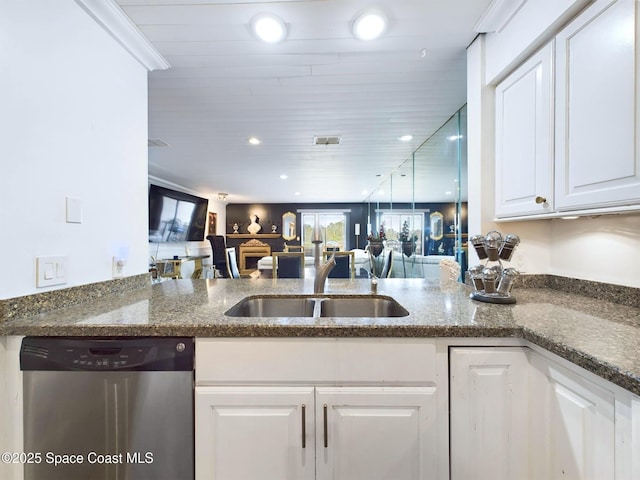 kitchen featuring white cabinets, dishwasher, open floor plan, a peninsula, and a sink