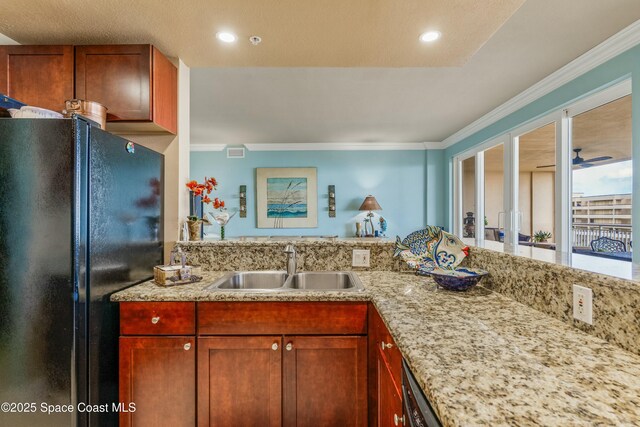 kitchen with ceiling fan, ornamental molding, freestanding refrigerator, a sink, and recessed lighting