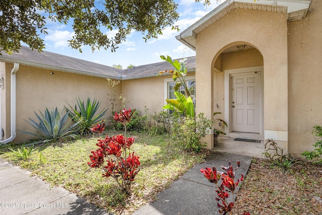 property entrance featuring stucco siding