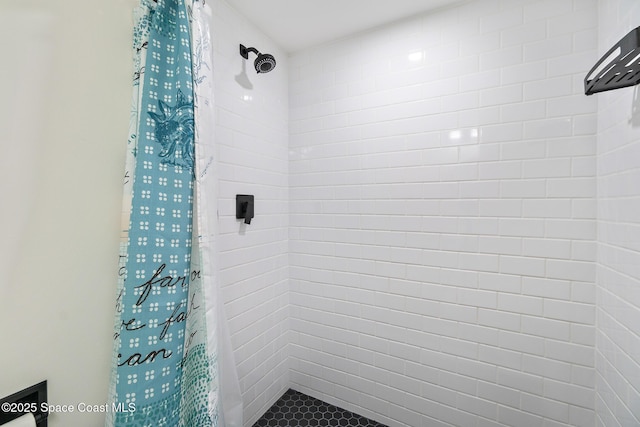 full bath with tiled shower